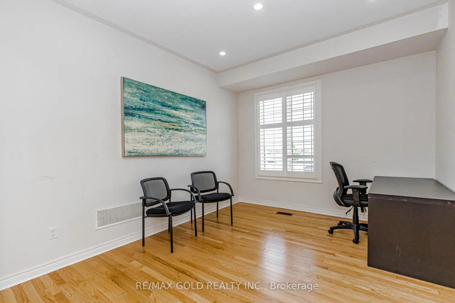 566 Bessborough Drive photo 4