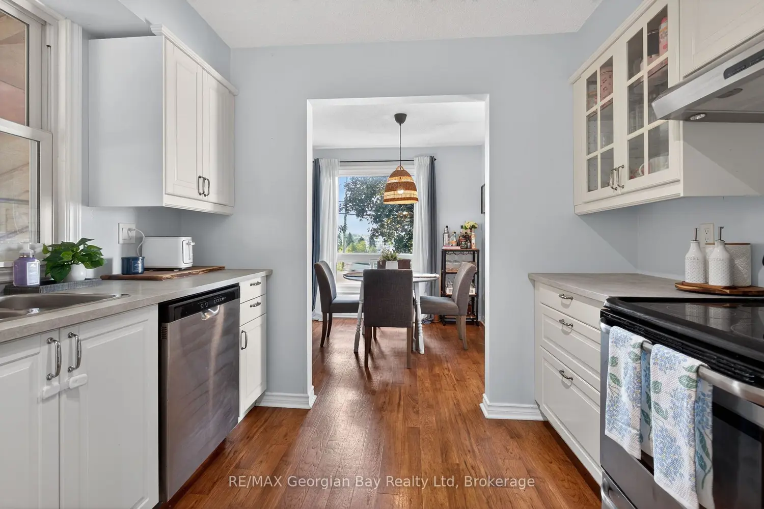 1060 Harbourview Drive photo 3