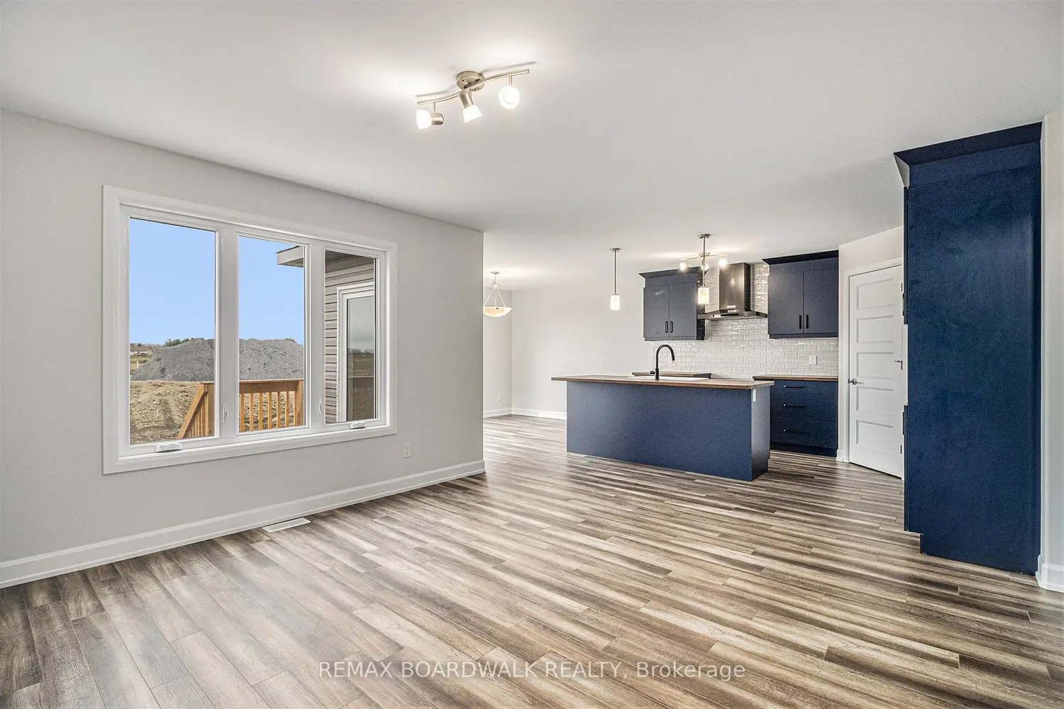 1141 Montblanc Crescent photo 3