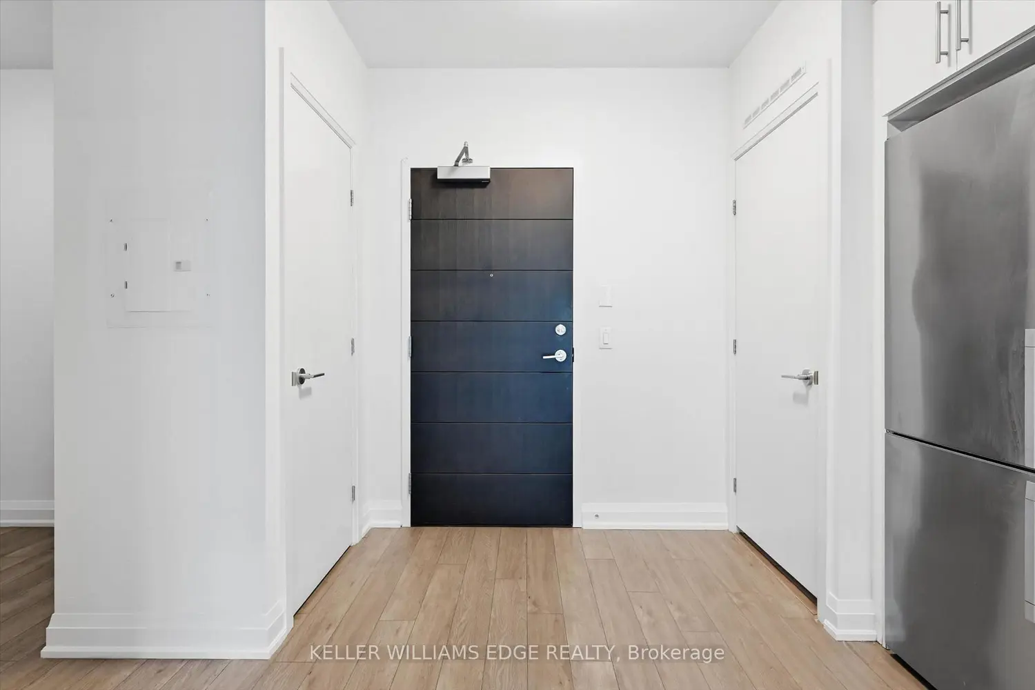 212 King Street 418 photo 3