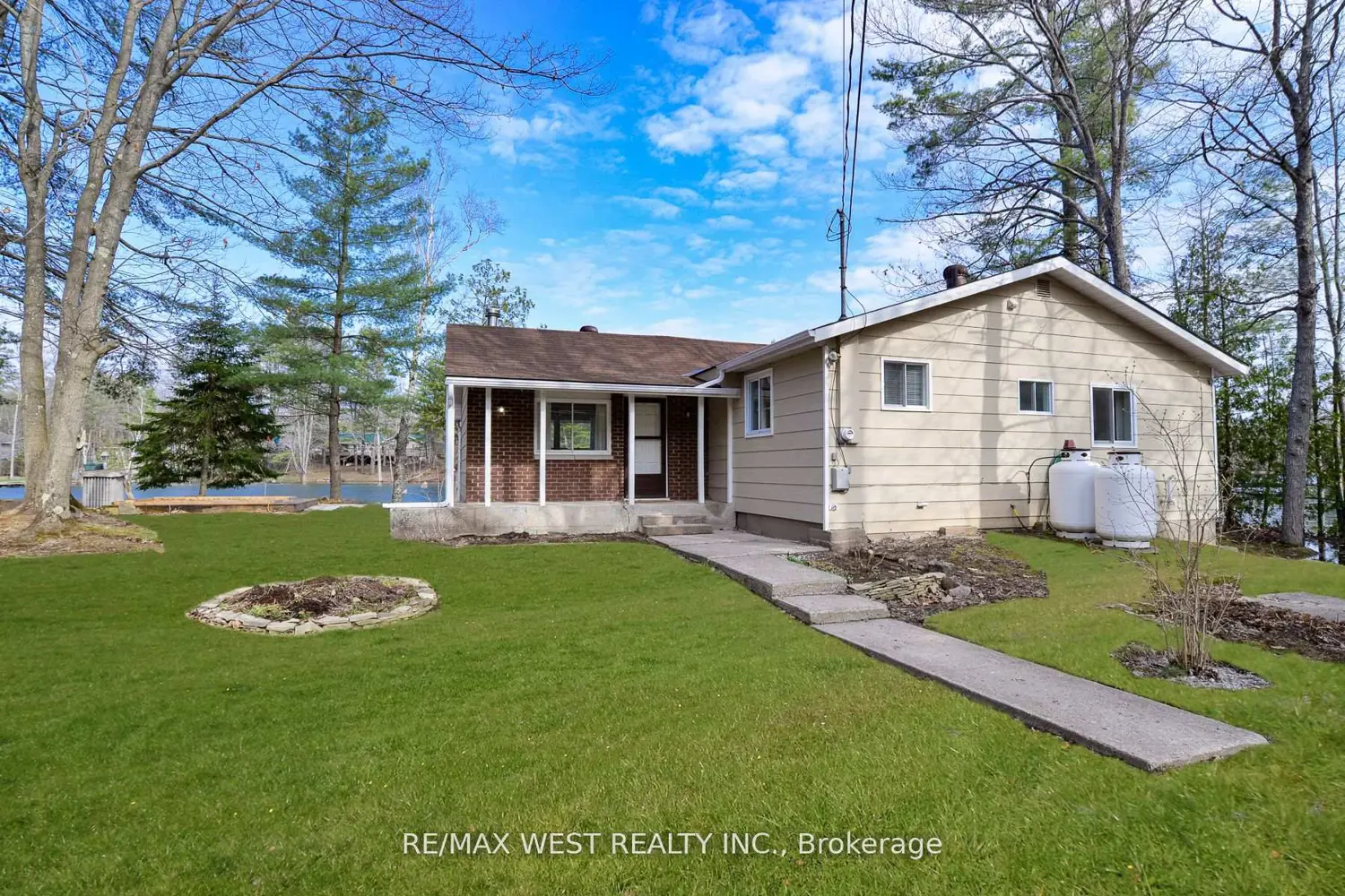 8060 Oakridge Drive photo 4