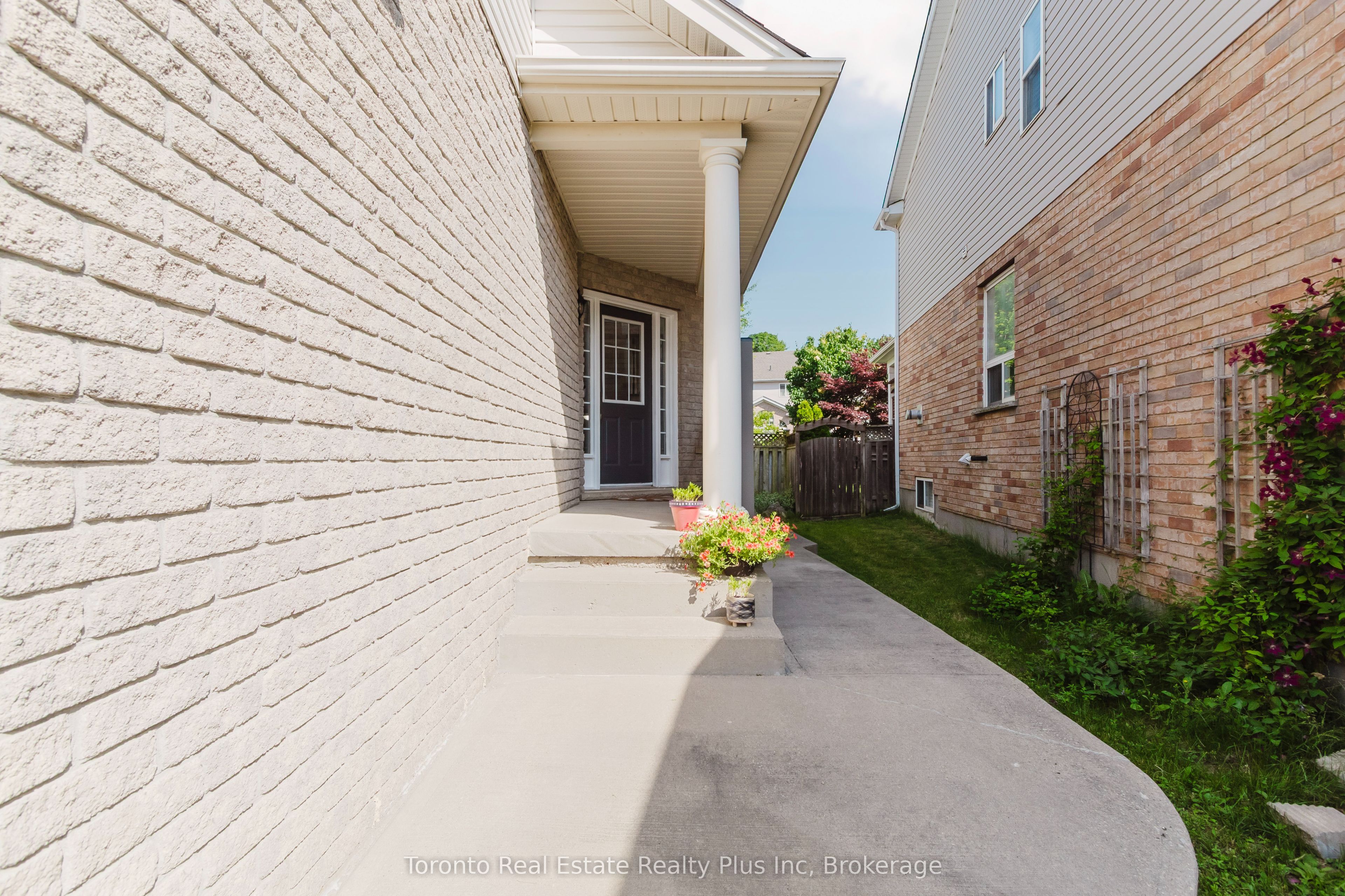 597 Little Dover Crescent E, Waterloo, ON, N2K 4E5 photo 4