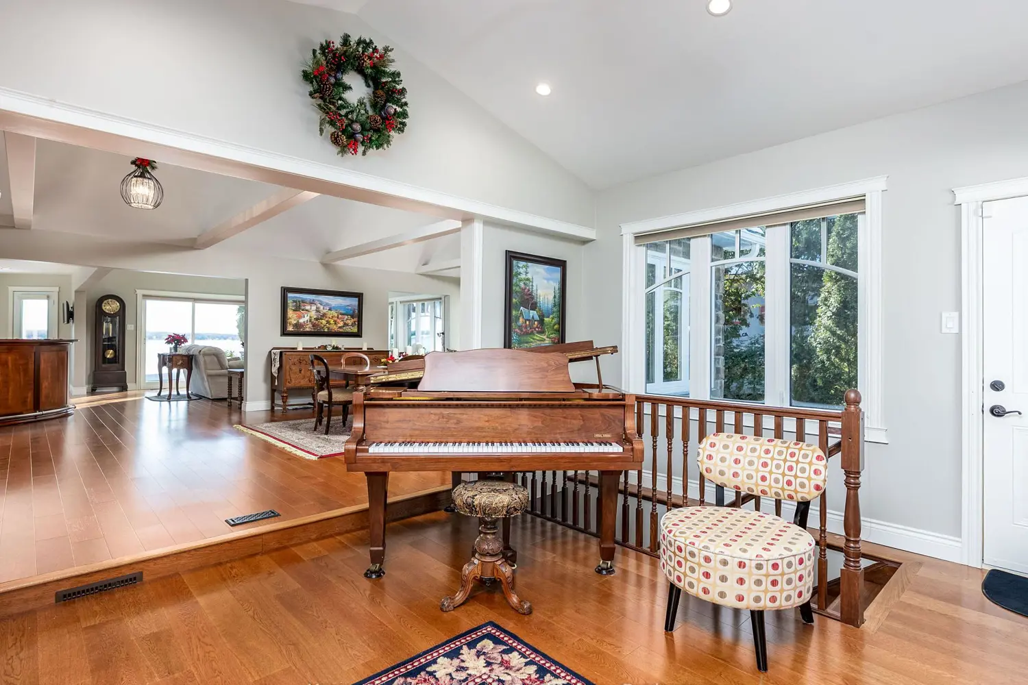 48 Maple Avenue photo 3