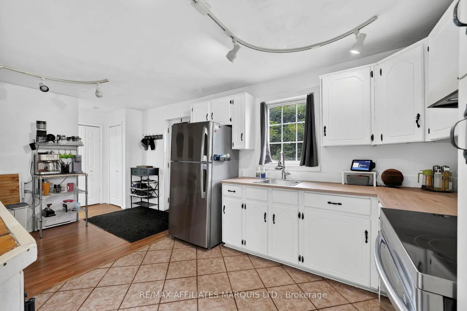 928 Pacific Lane photo 3