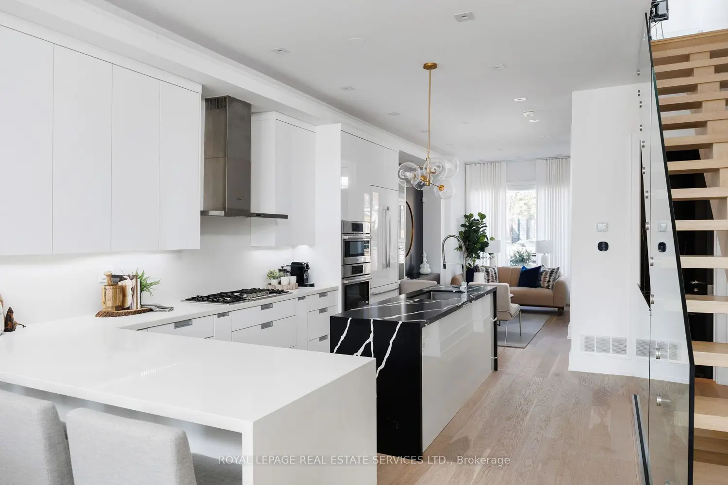 121 Markham Street photo 5