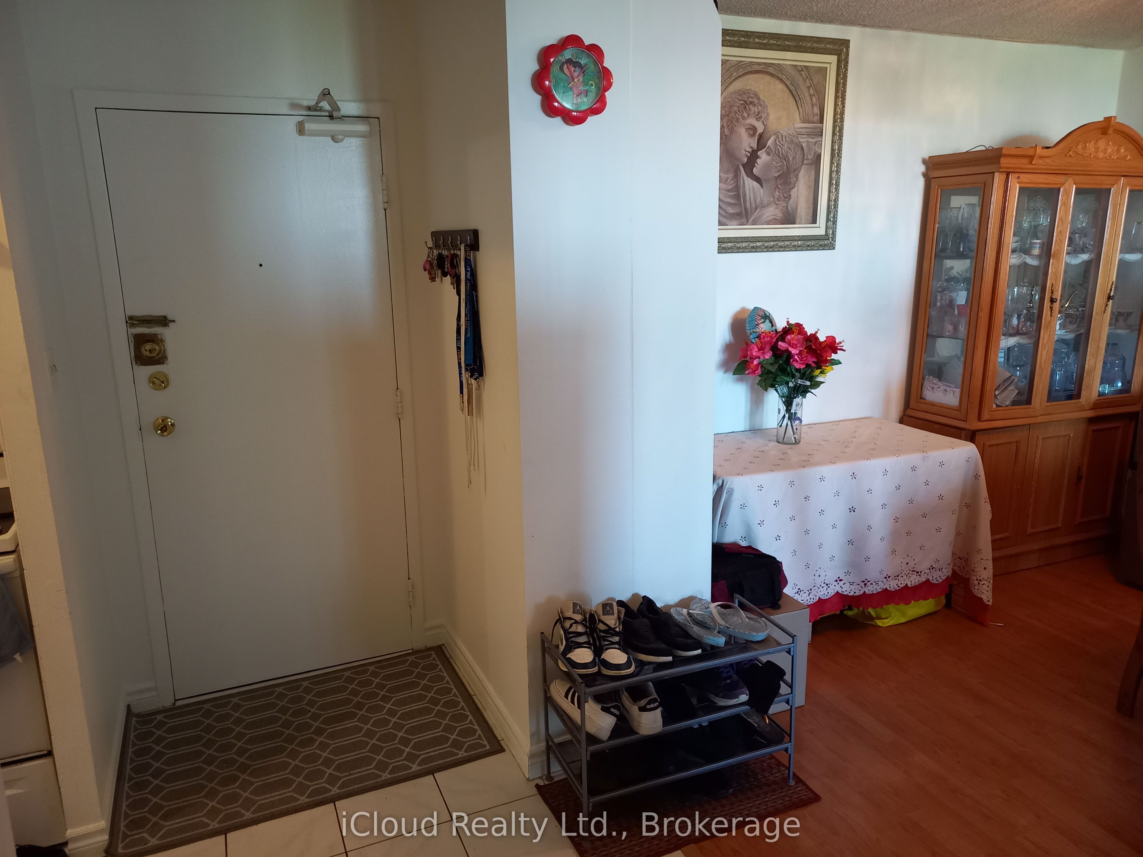 806-390 Dixon Road, Toronto, ON, M9R 1T4