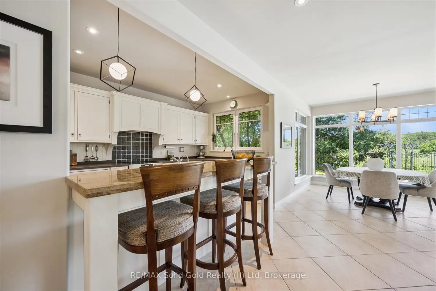 576 Falconridge Crescent photo 3