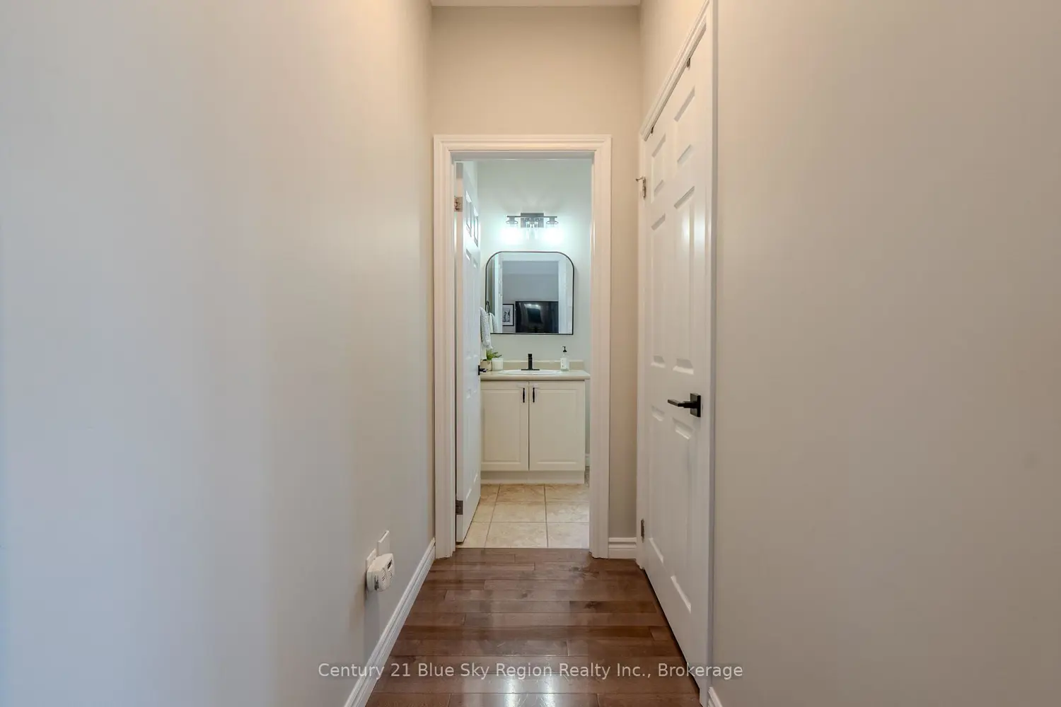 2438 Connaught Avenue photo 5