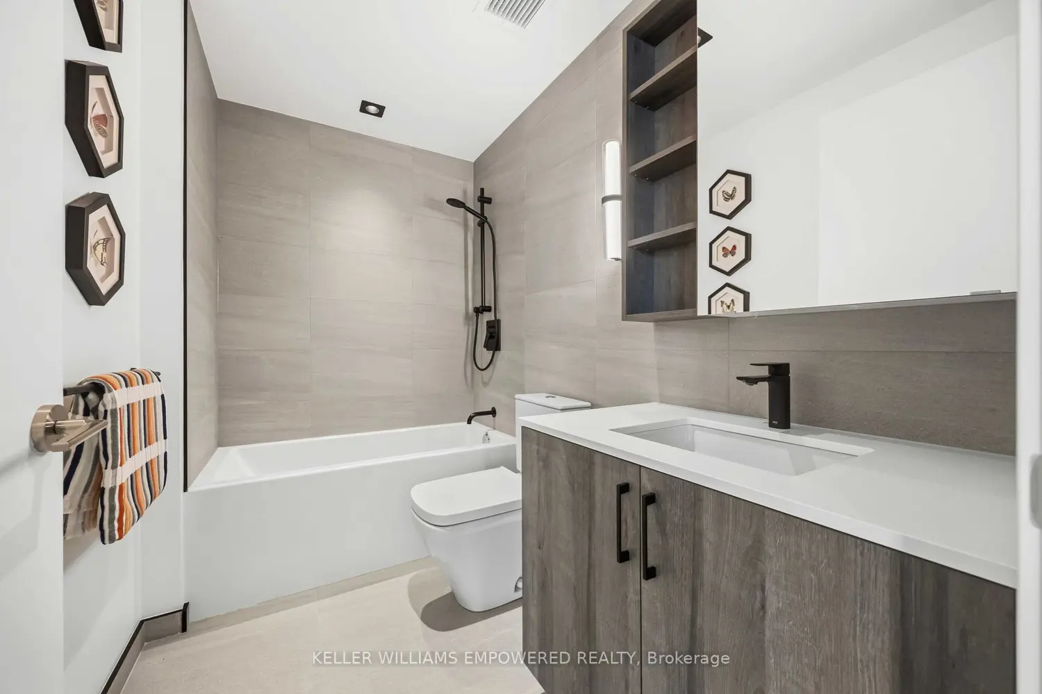 689 The Queensway Street 231 photo 5
