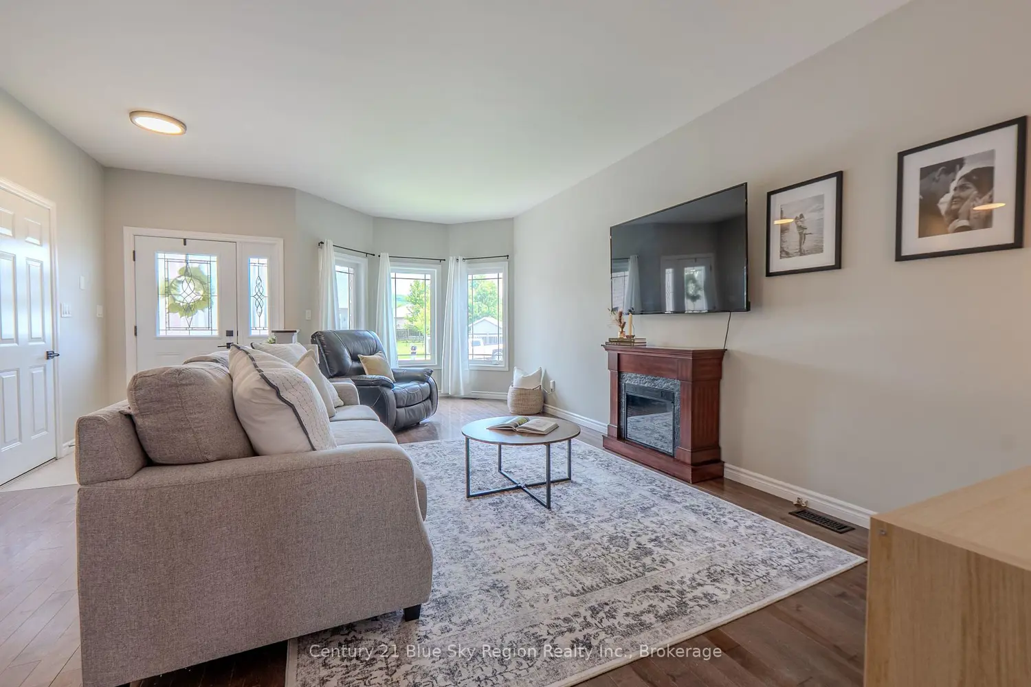 2438 Connaught Avenue photo 2