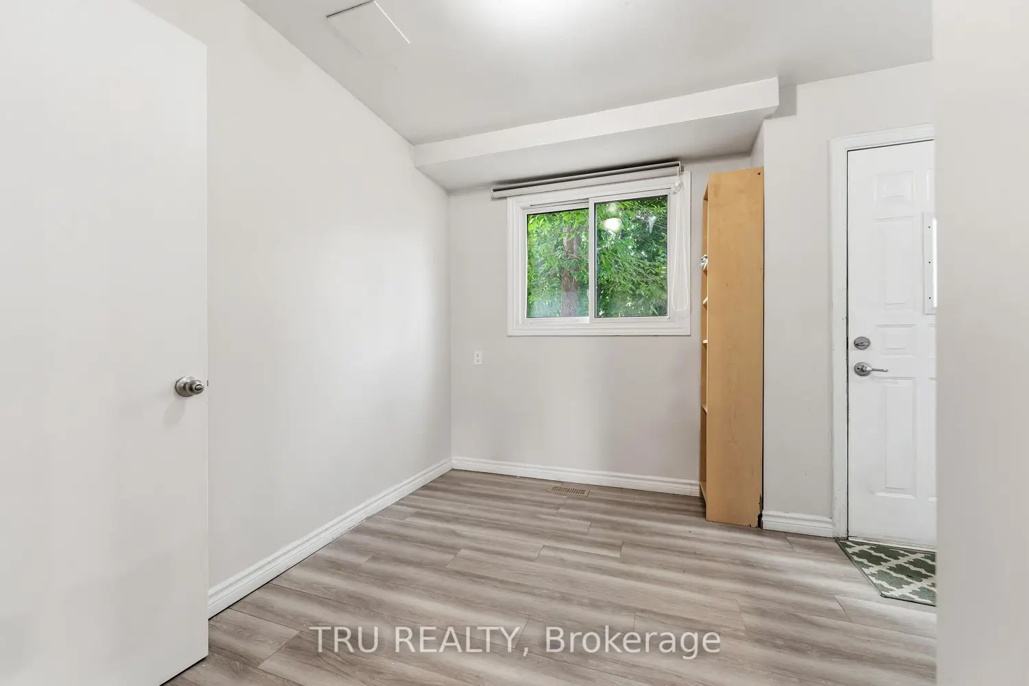 950 Meadowlands Drive photo 2