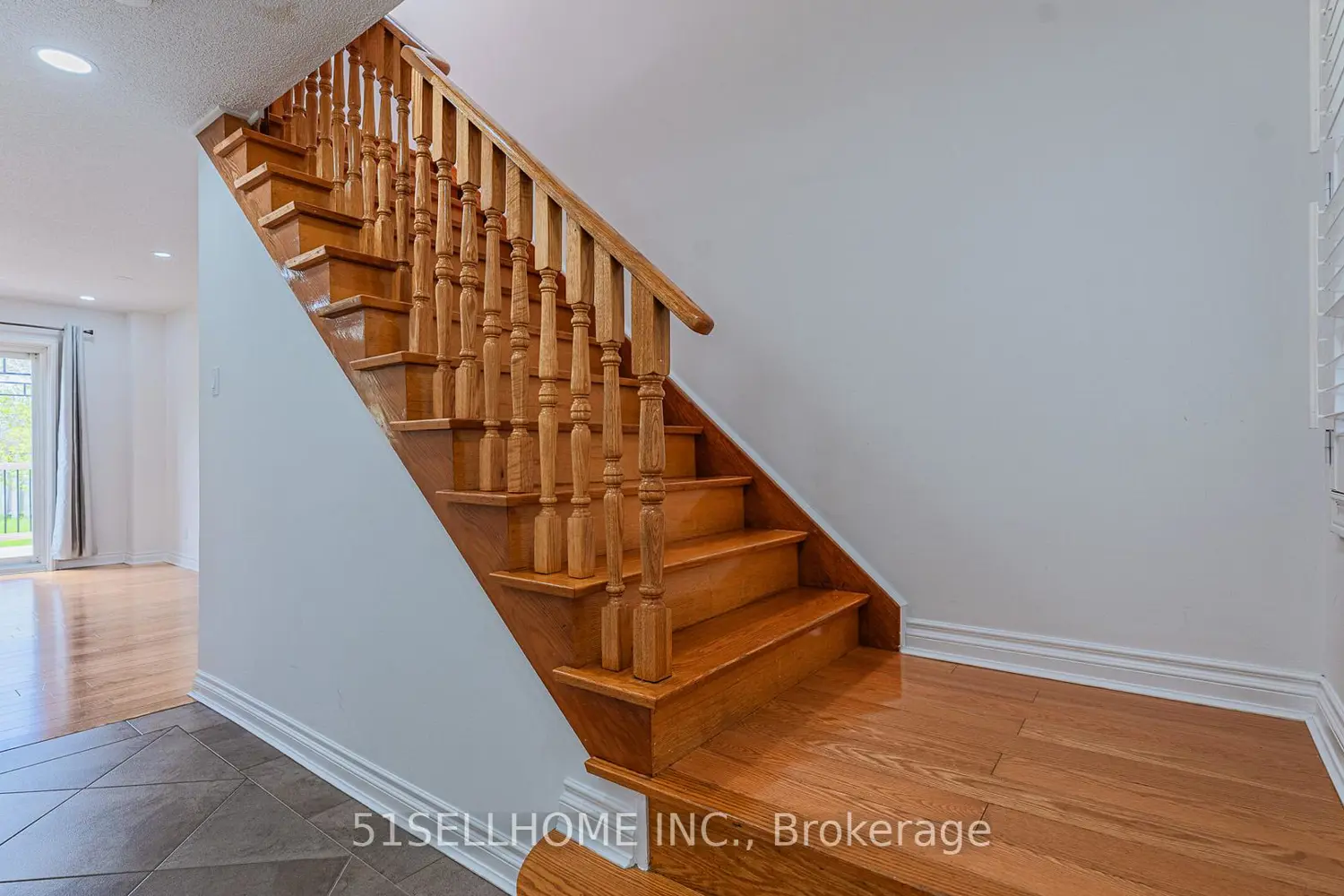 846 Savoy Crescent photo 5