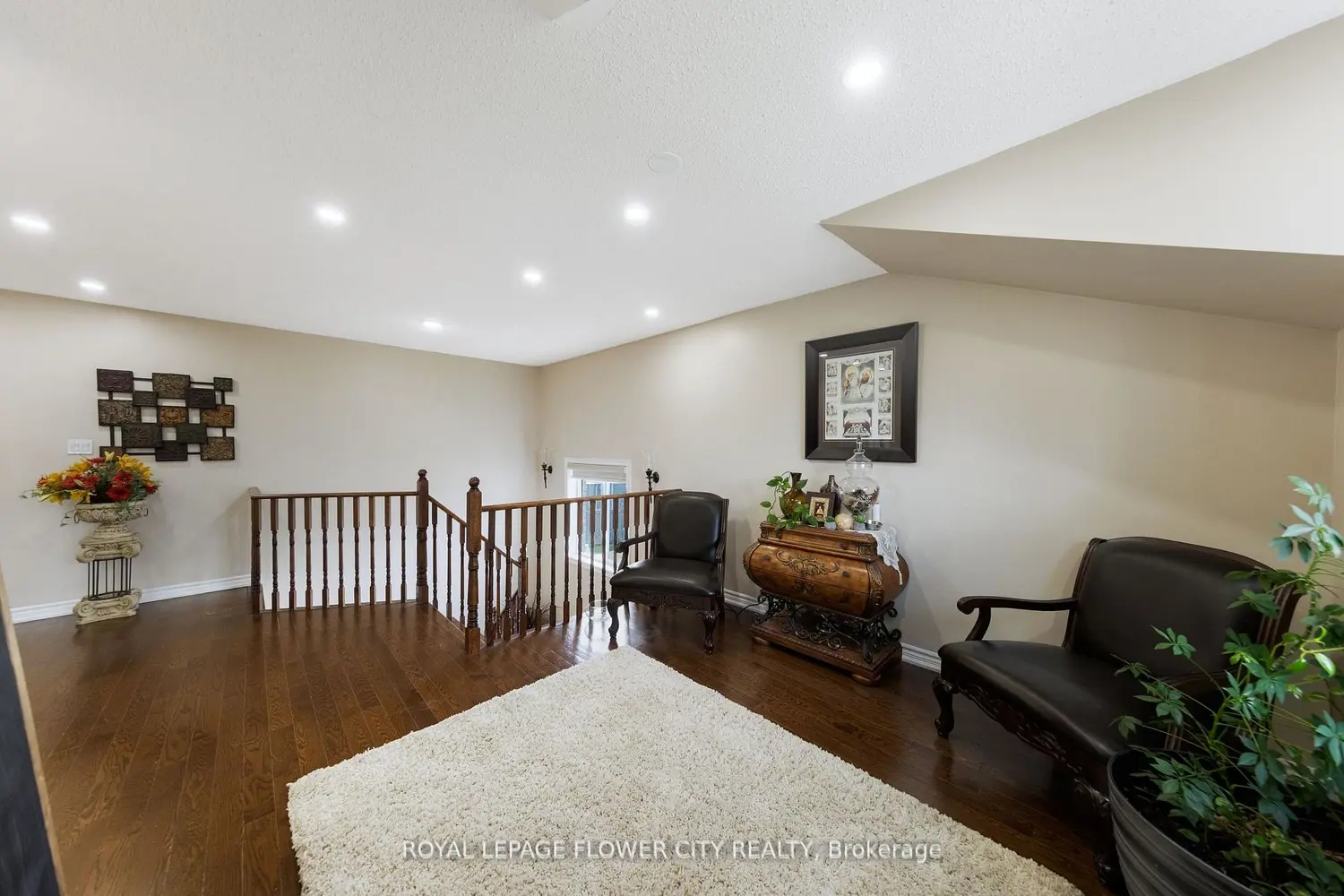 889 O' Reilly Crescent photo 2