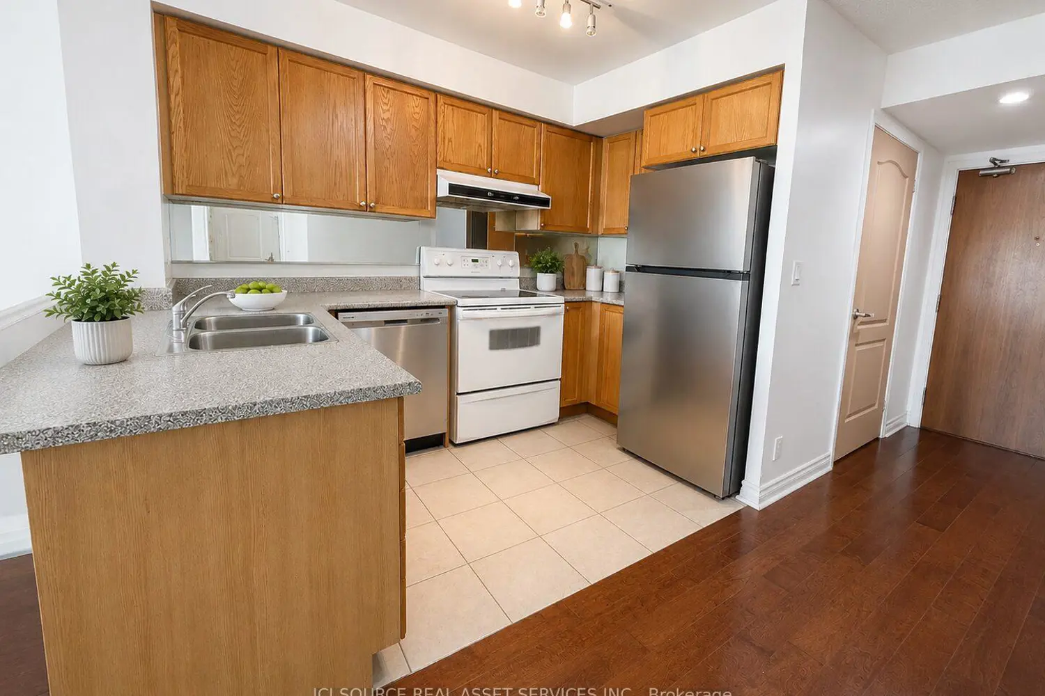 33 Elm Drive 607 photo 5