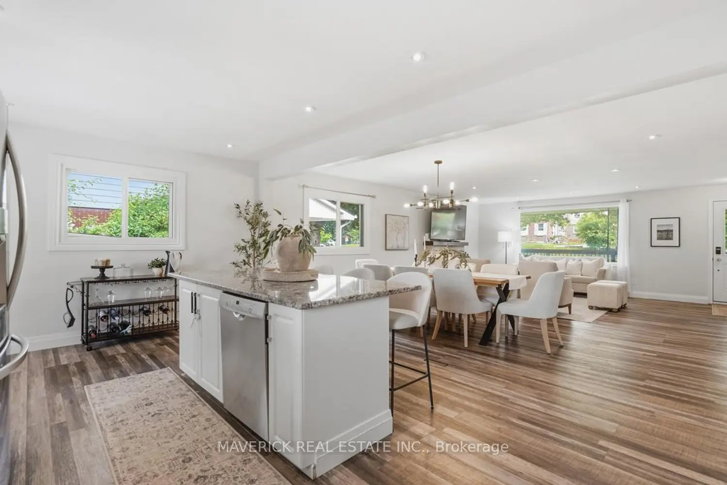 653 Viscount Road photo 3