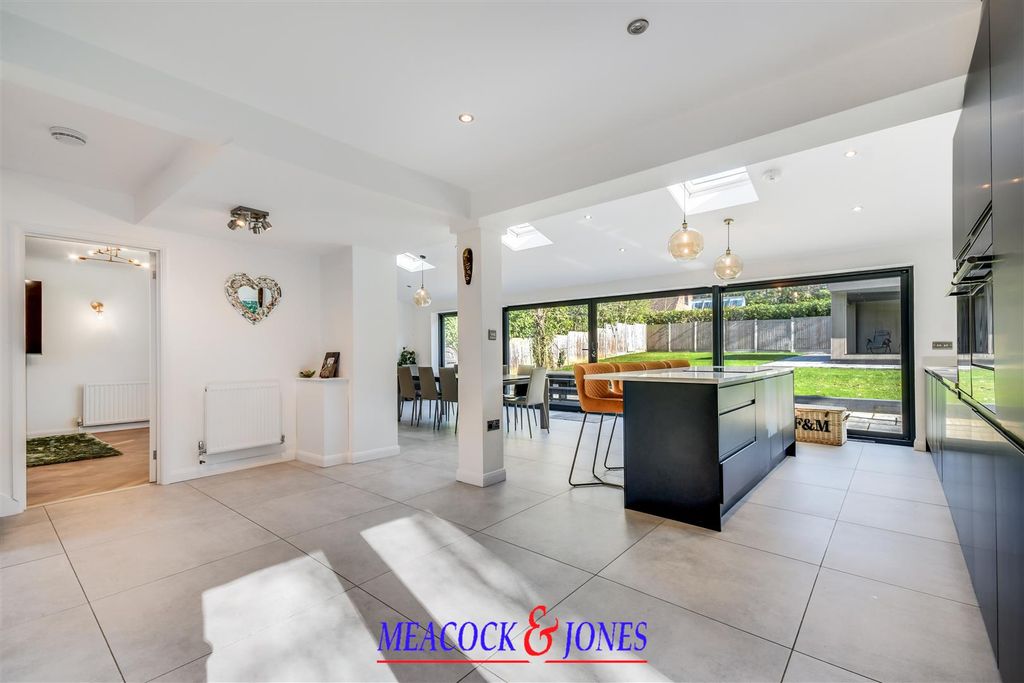 5 bed detached house for saleSilver Birches, Hutton, Brentwood CM13 photo 5