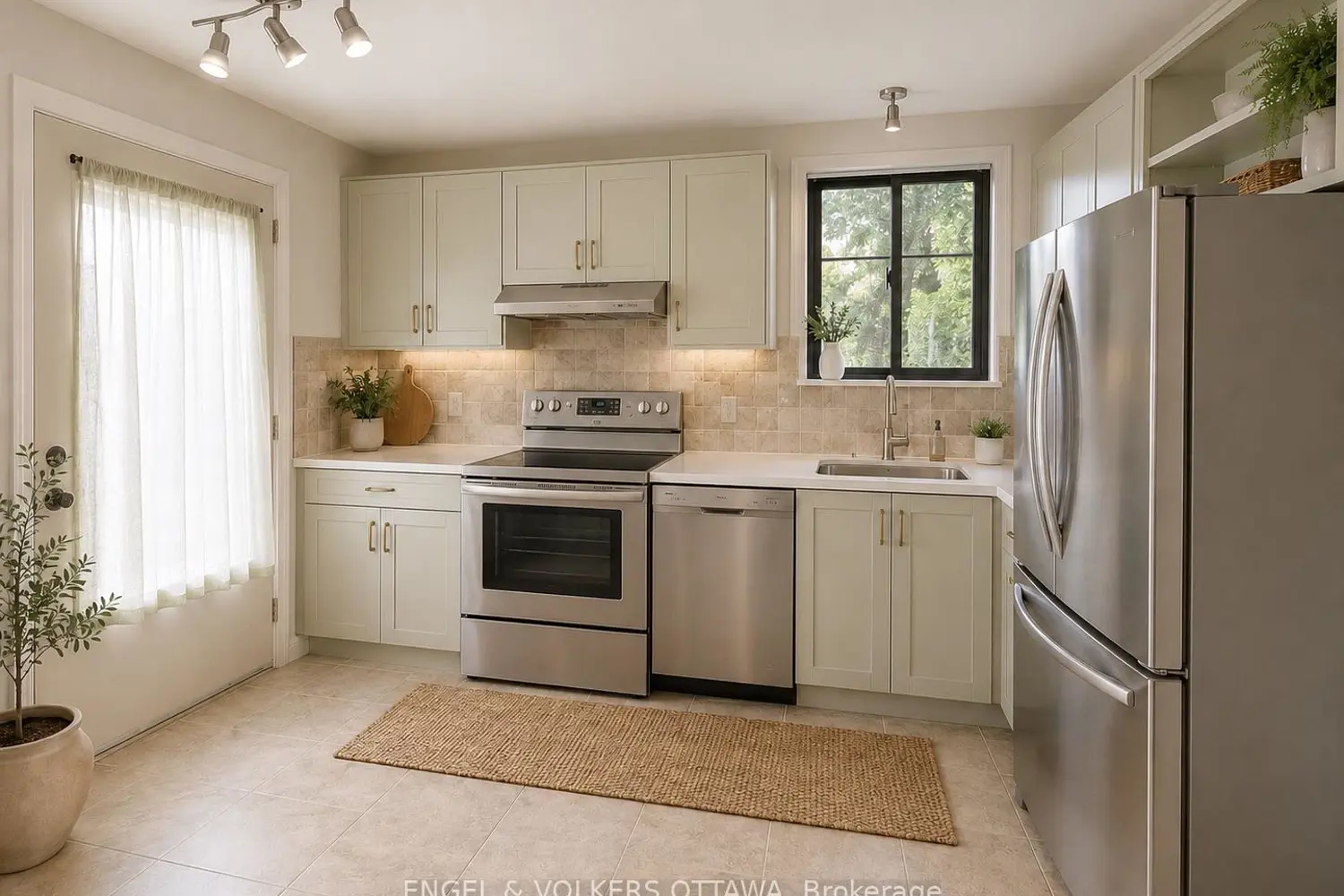 2063 Jasmine Crescent 65 photo 3