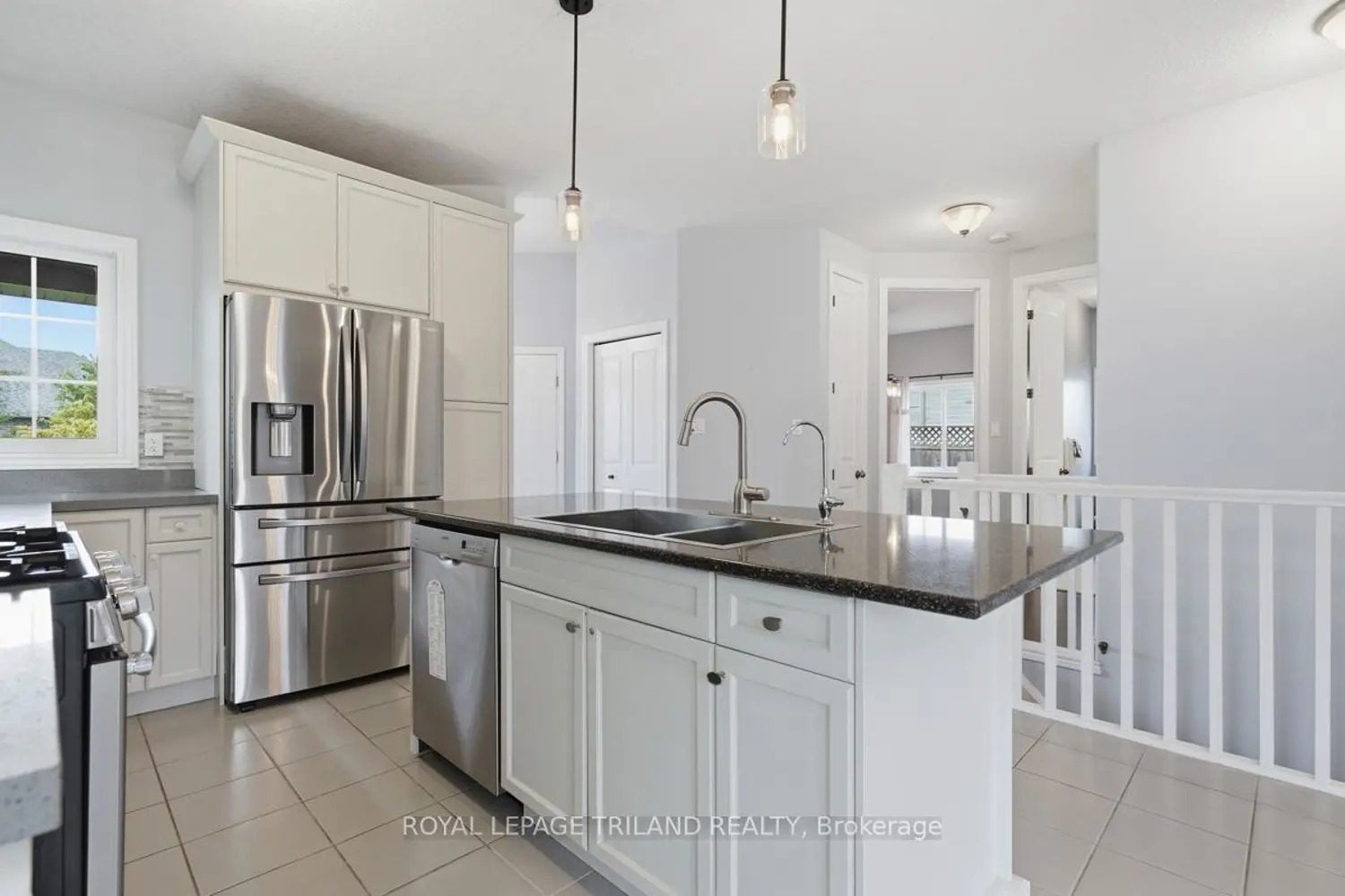 989 Roulston Crescent photo 5
