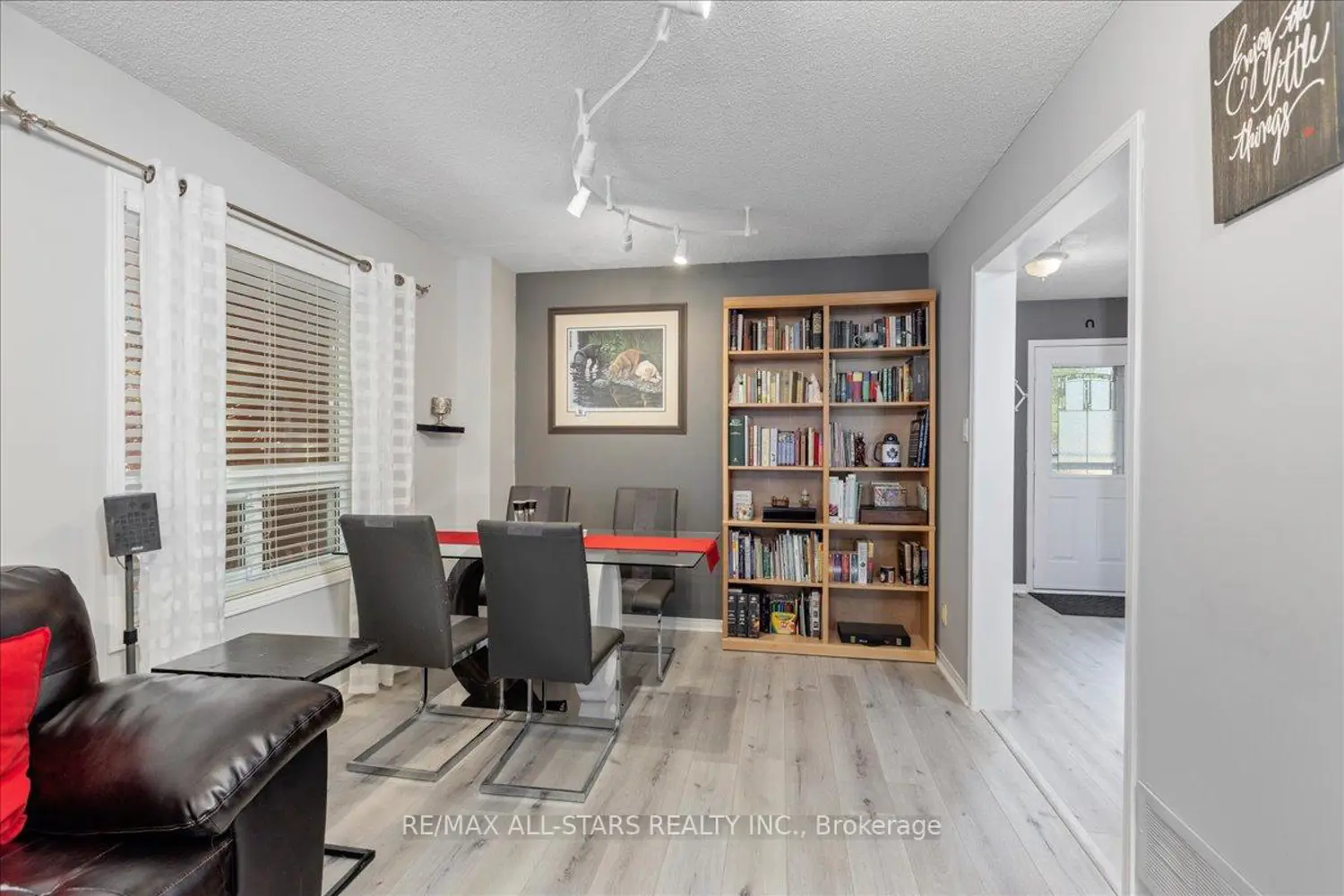 66 Kyle Crescent photo 4