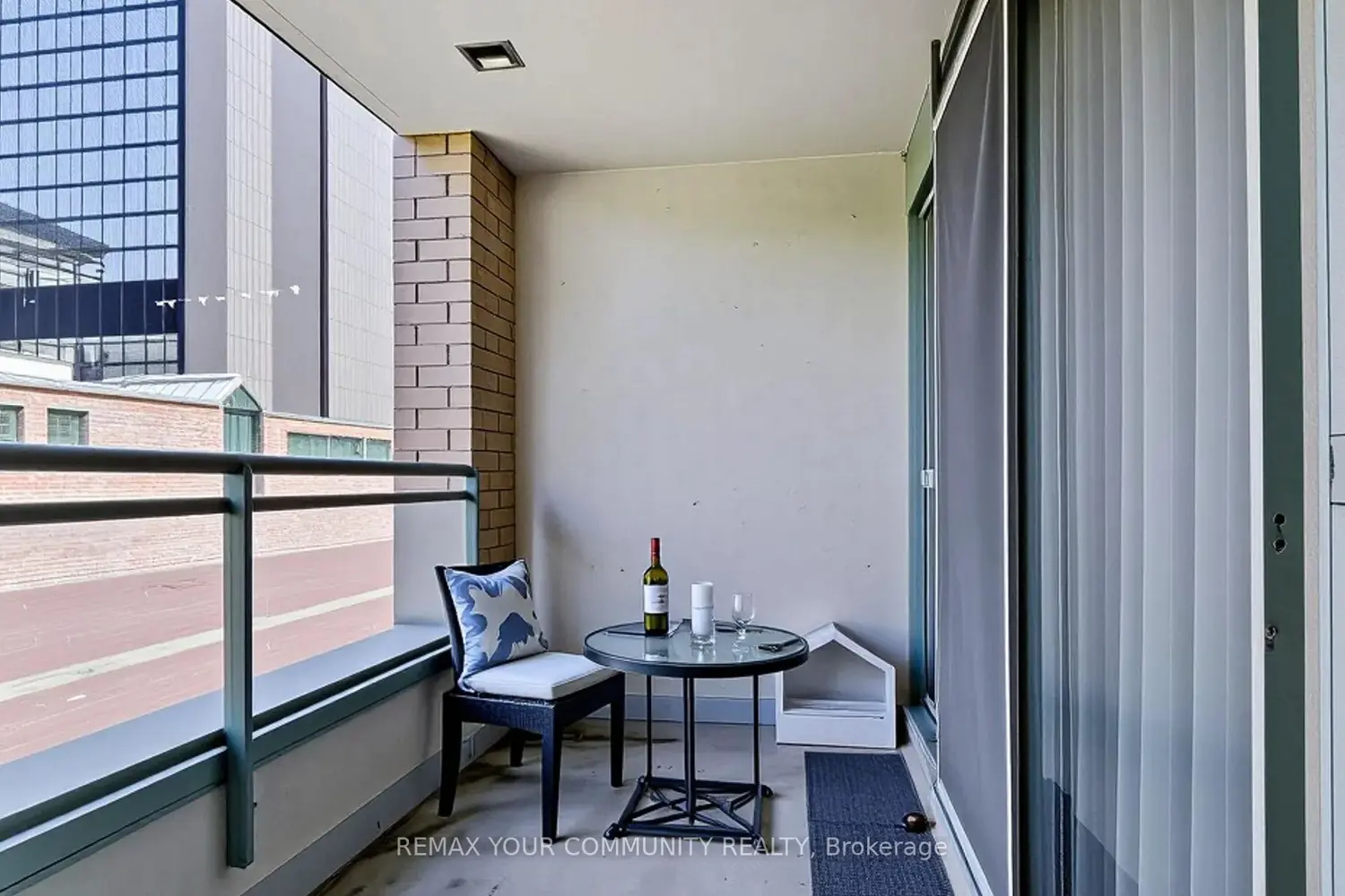 889 Bay Street 512 photo 5