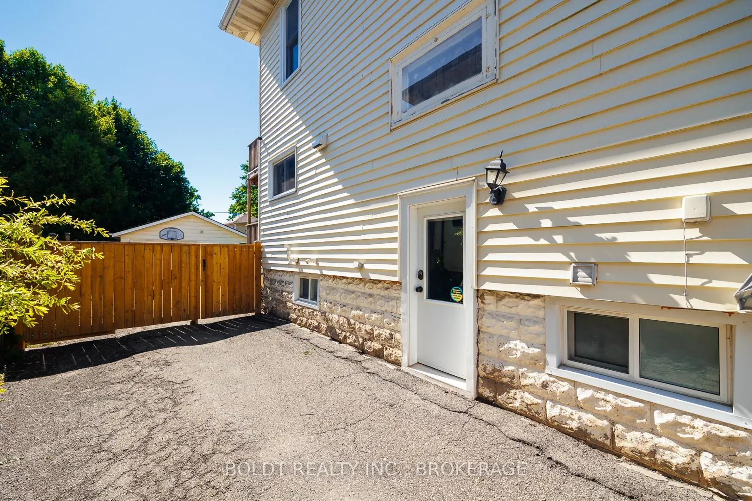 5285 Third Avenue photo 3