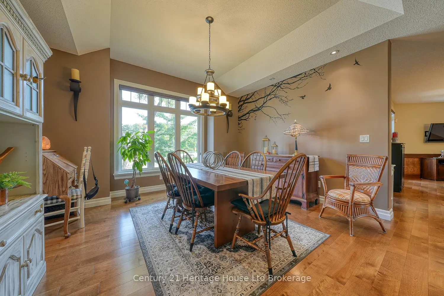 563 Lakeview Drive photo 2