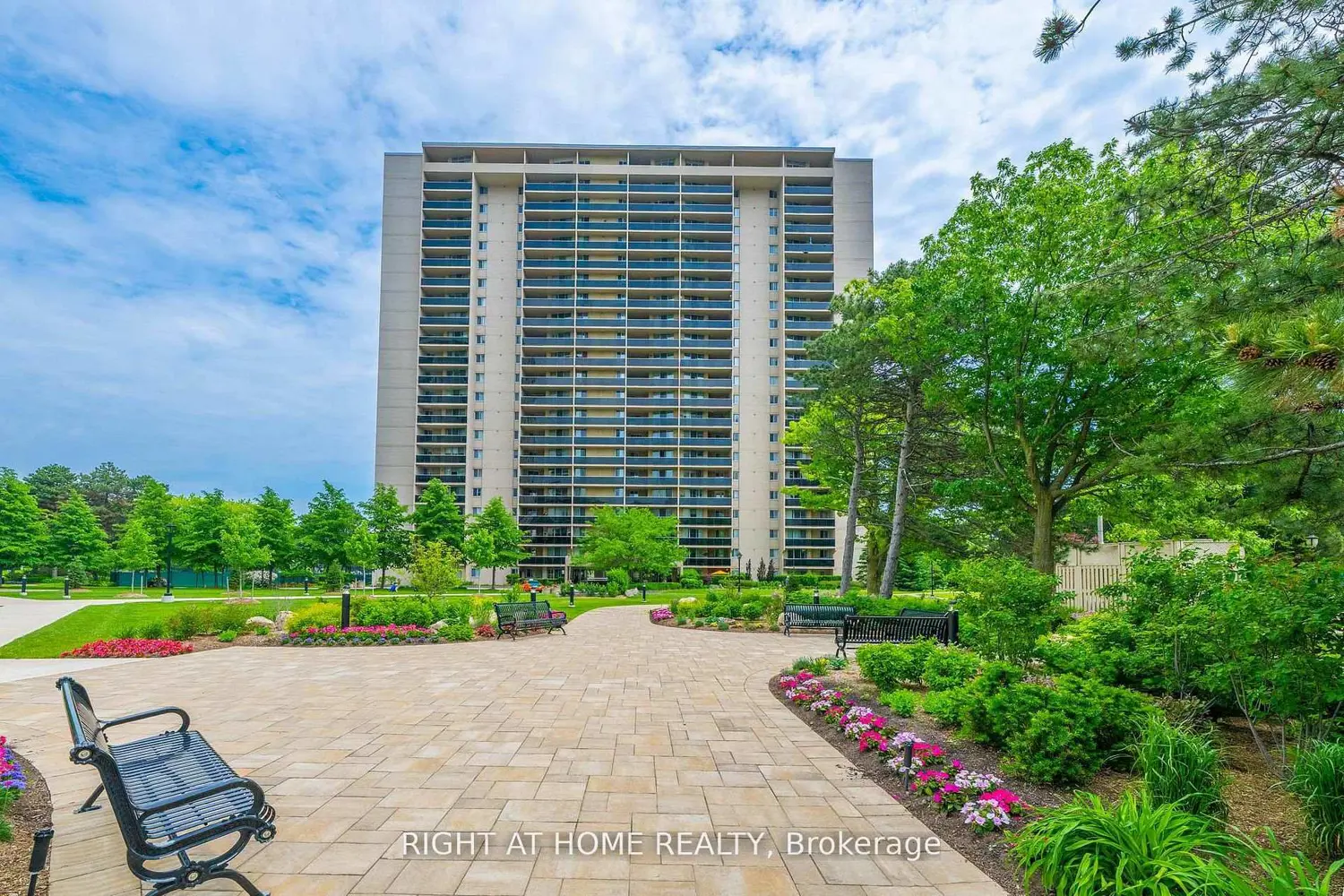812 Burnhamthorpe Road 609