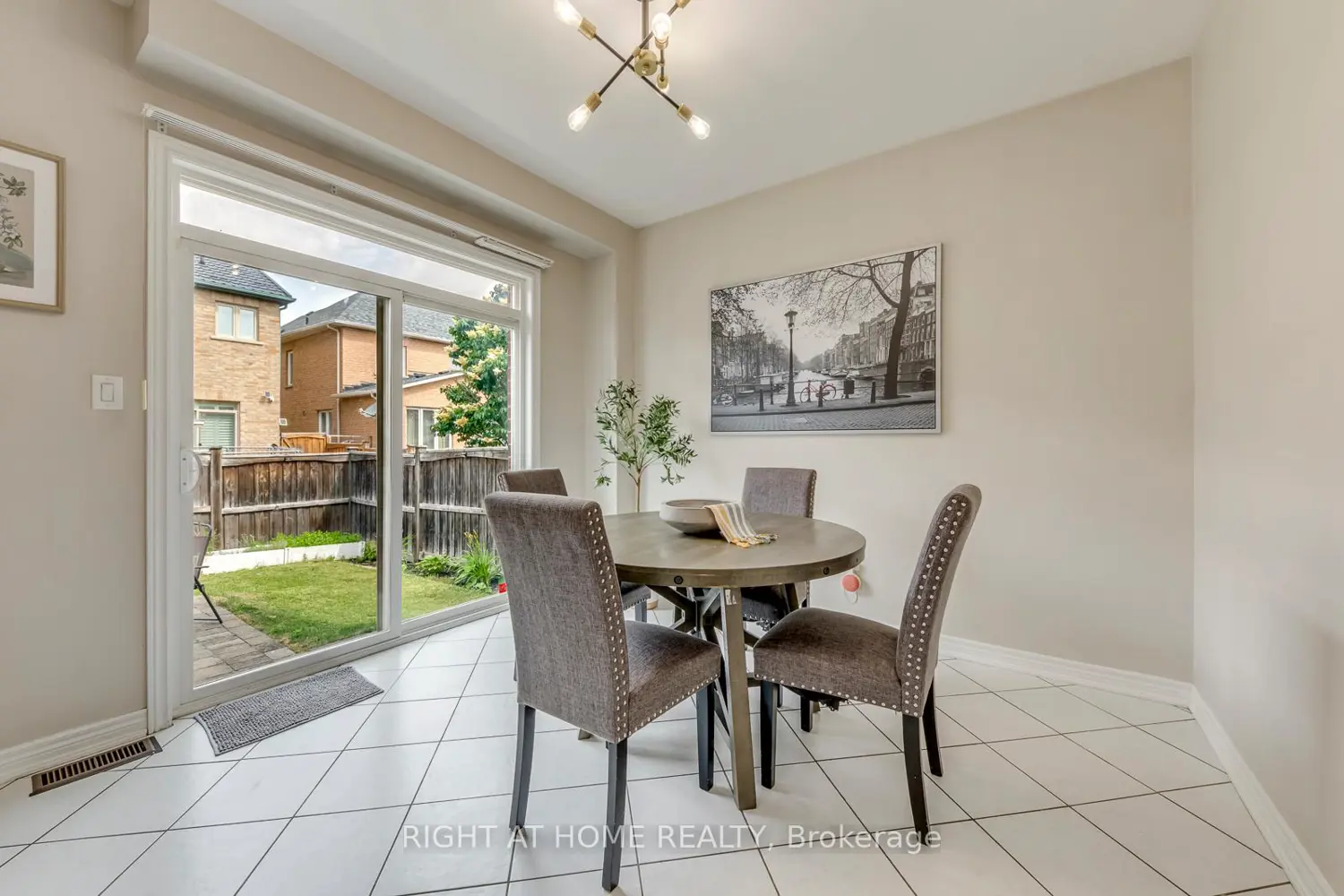 135 Holmes Crescent photo 3