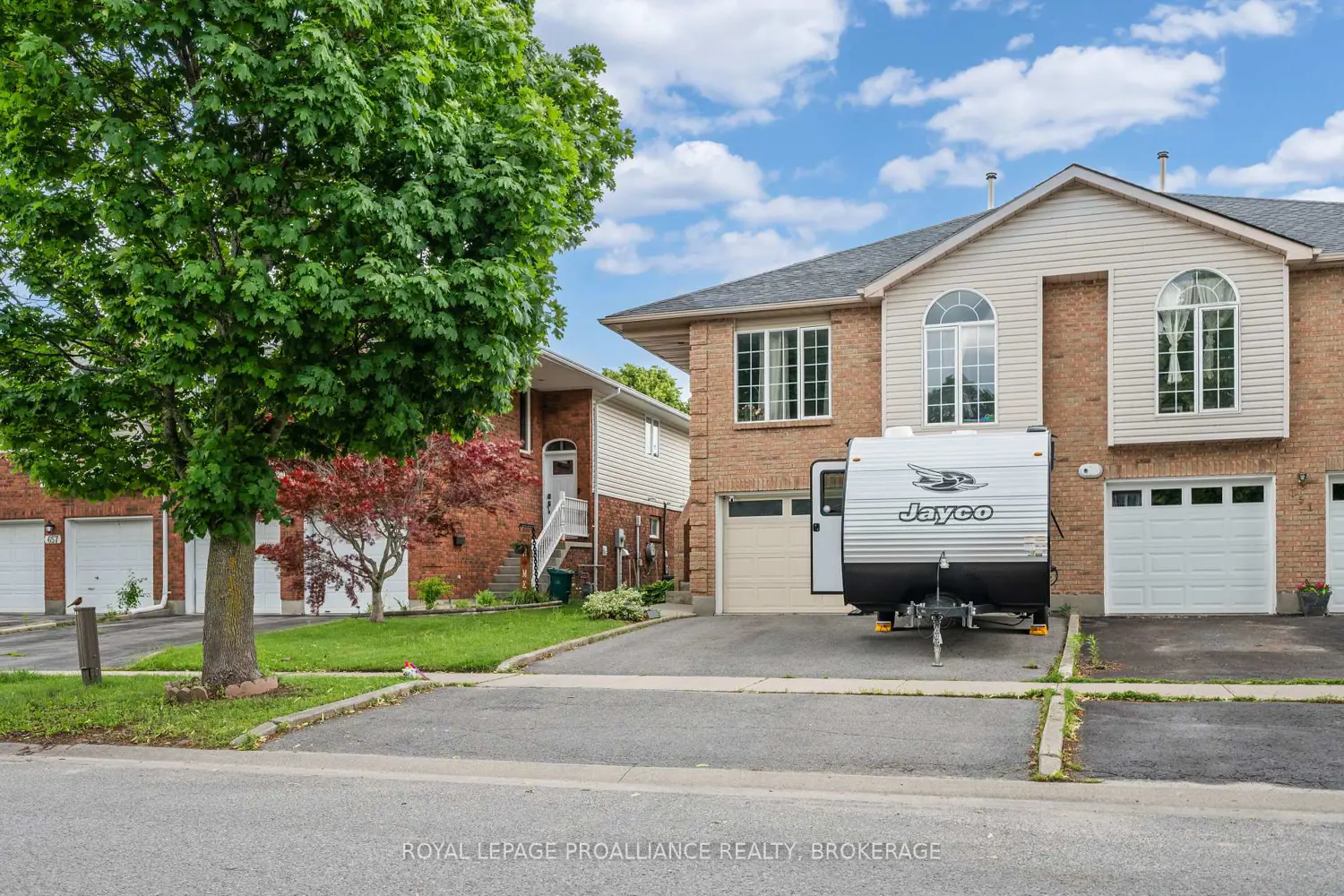 653 Barnsley Crescent photo 3