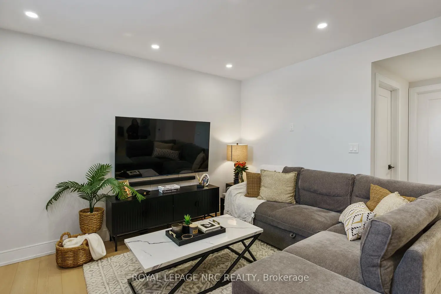 7384 Splendour Drive photo 4