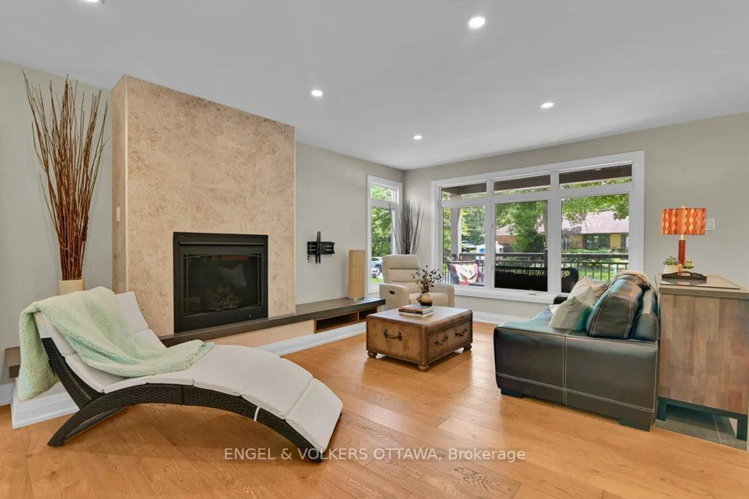 580 Thessaly Circle photo 4