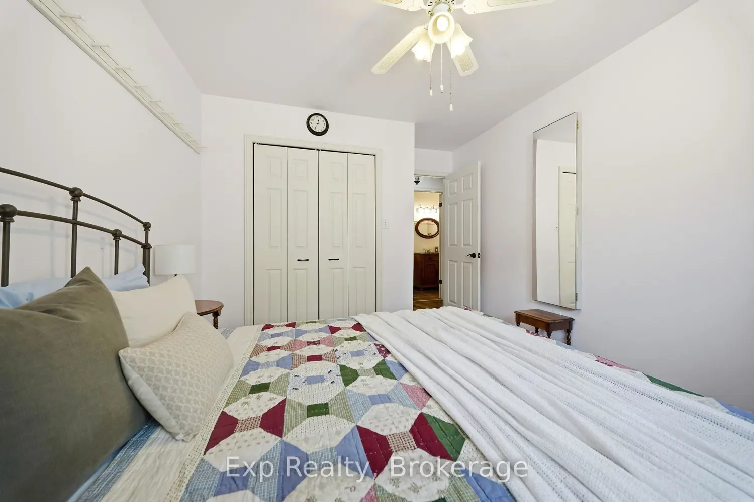 121 Simcoe Street photo 3