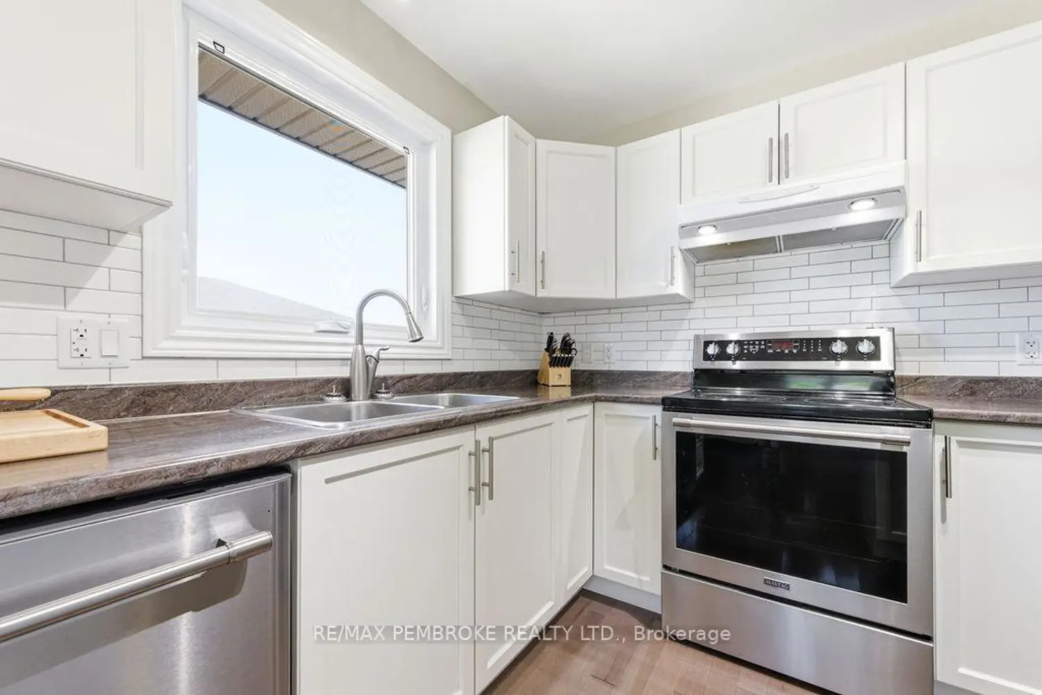 74 Oak Avenue photo 3