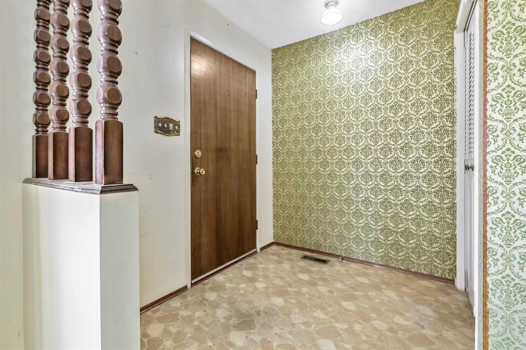 12716 Cannington Way SW, Calgary, AB, T2W 2B8 photo 3