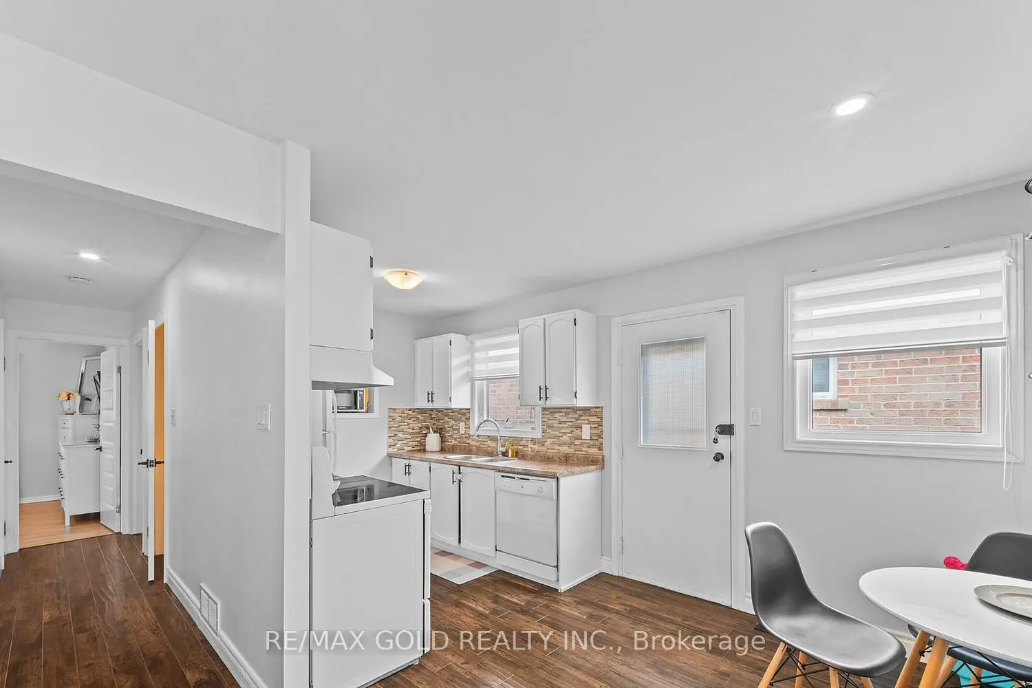 128 Martindale Crescent photo 5