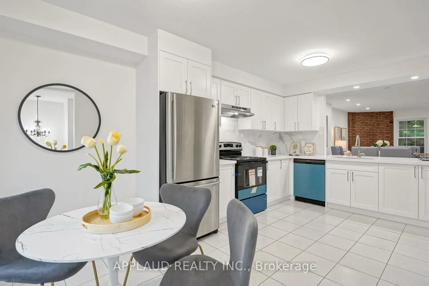 82 Confederation Way photo 3