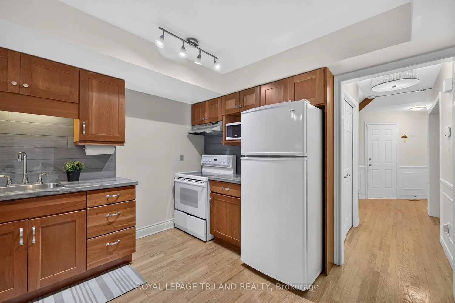 810 Maitland Street 34 photo 5