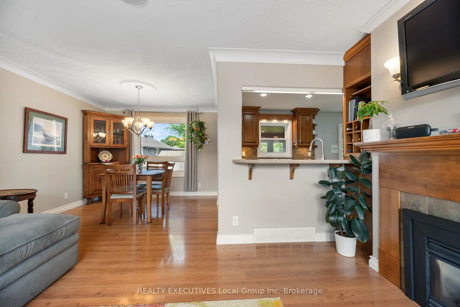 1452 Pinegrove Crescent photo 4