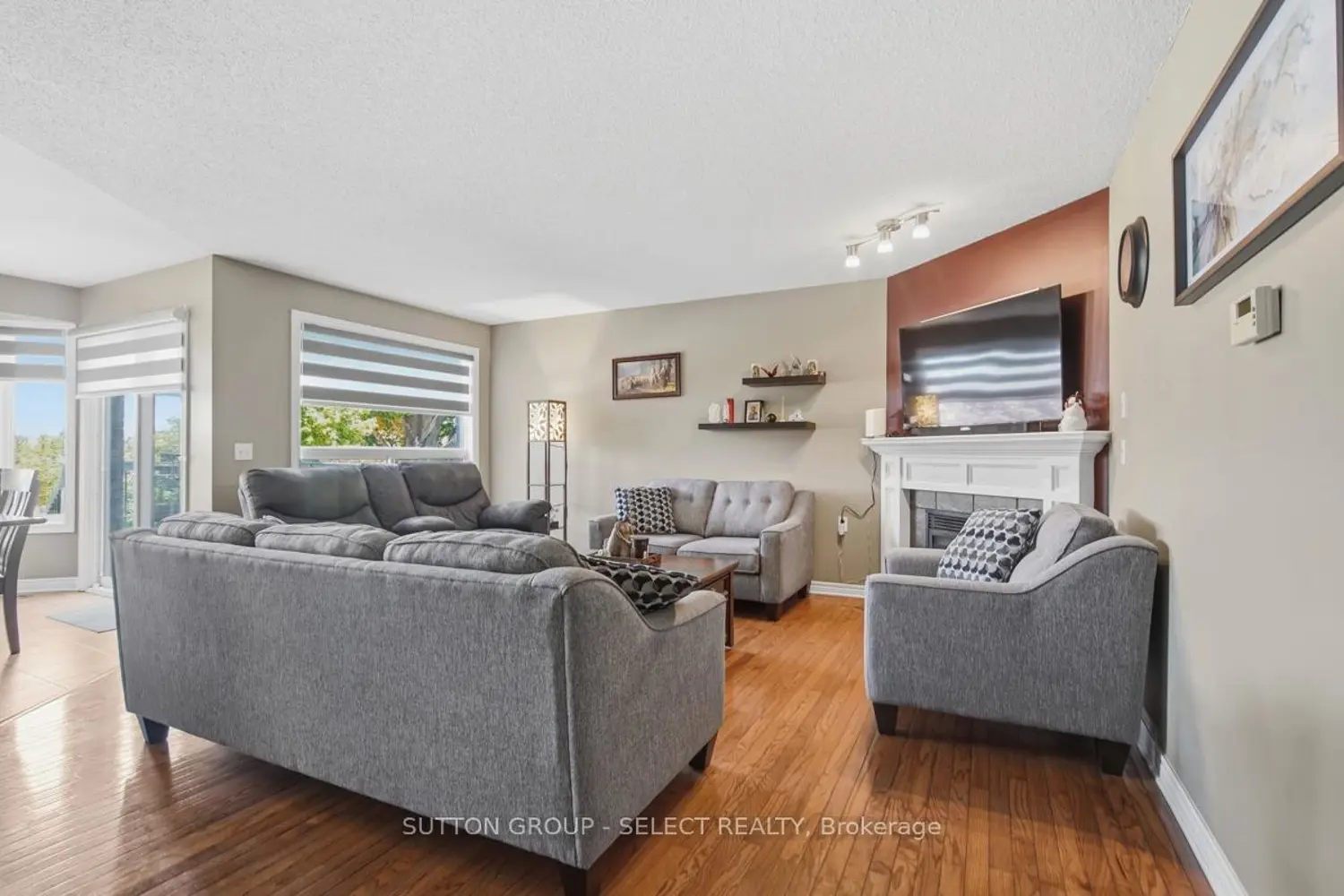 1789 Devos Drive photo 2