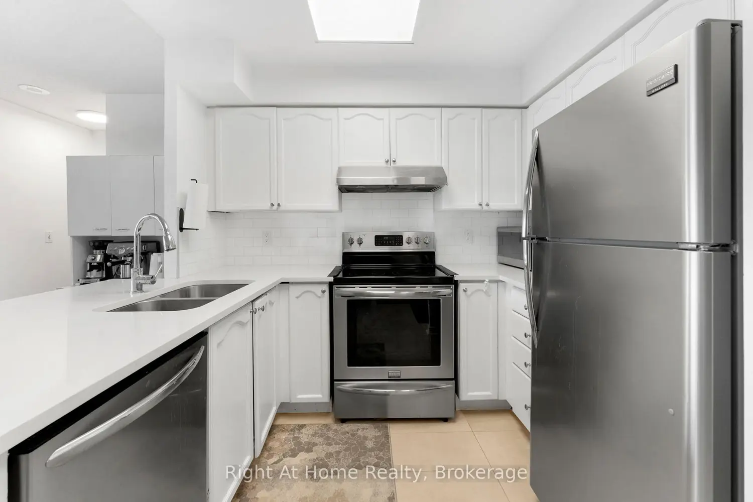 2545 Erin Centre Boulevard 1611 photo 2