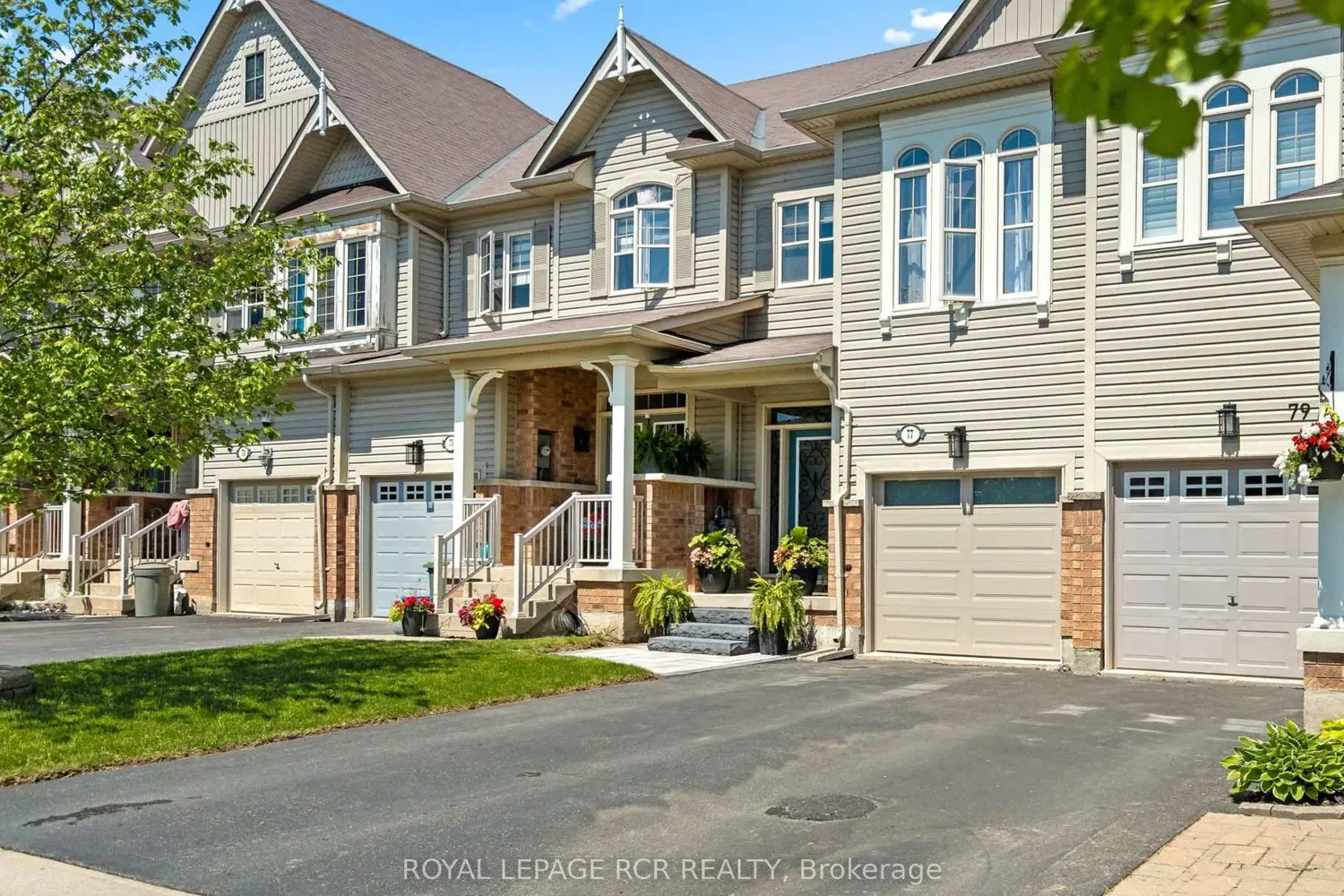 77 Cathedral Court photo 2