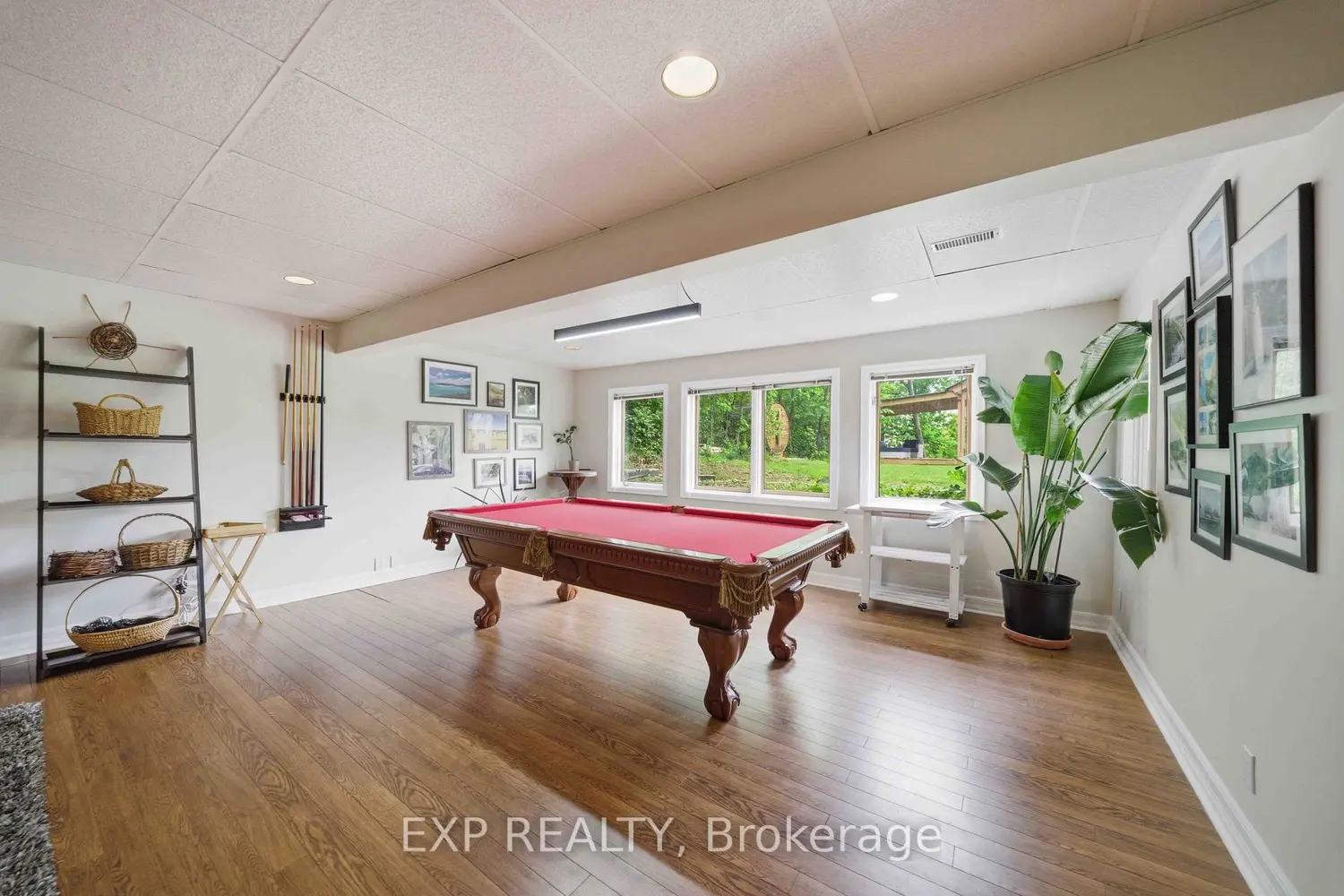 1264 Barnwell Crescent photo 2