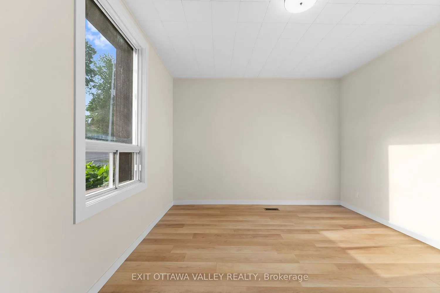 164 Maple Avenue photo 4
