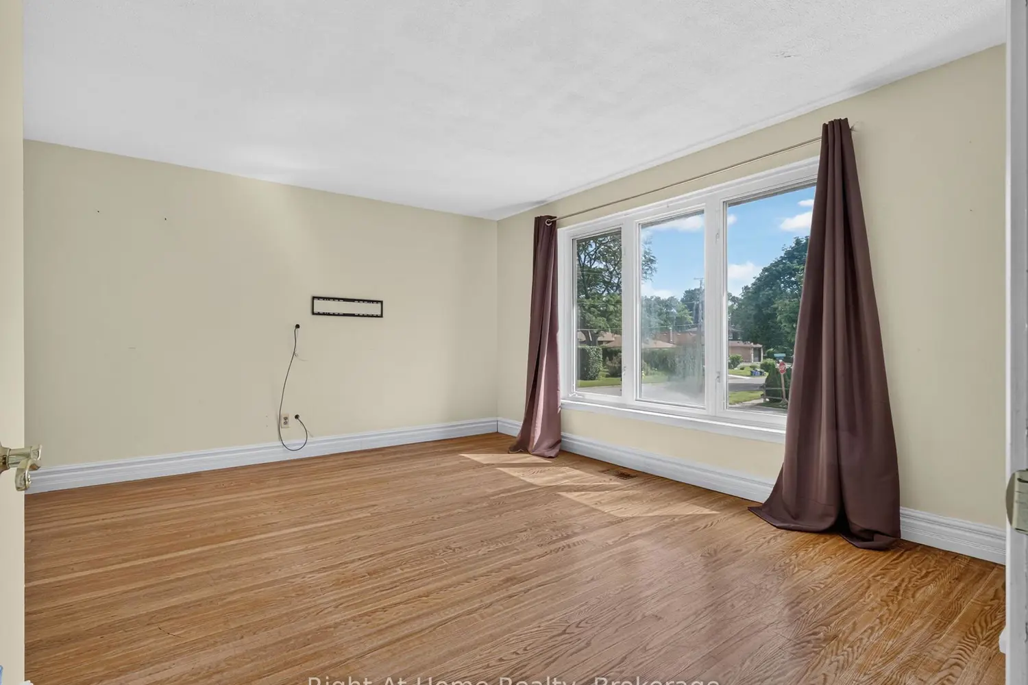 833 Vicki Drive photo 5