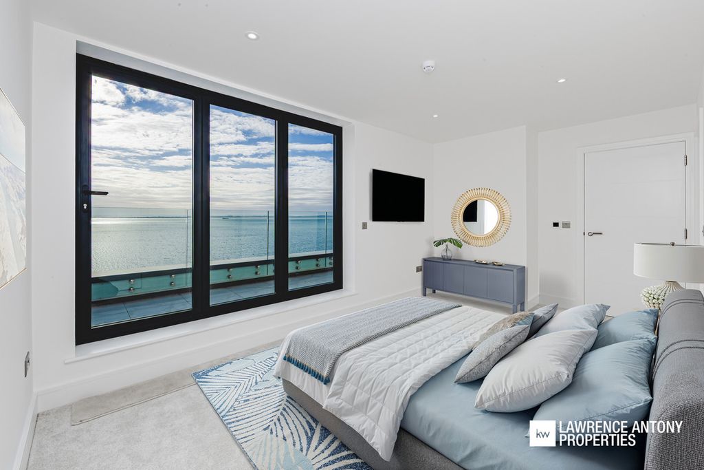2 bed flat for saleGrand Parade, Leigh-On-Sea SS9