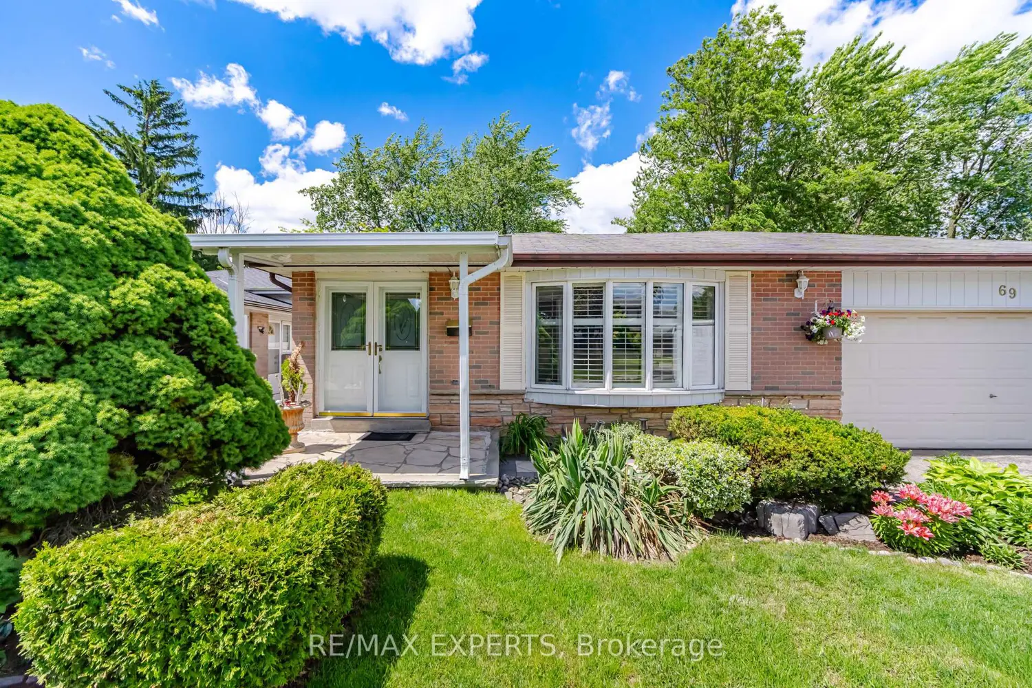 69 Oakmeadow Boulevard photo 2