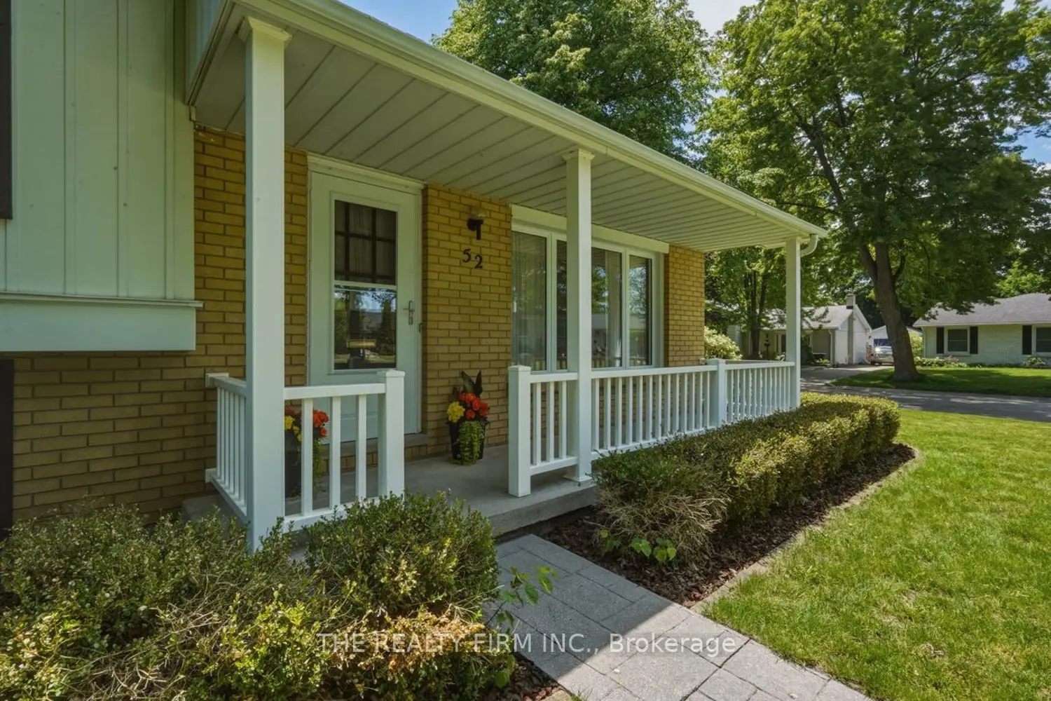52 Maxwell Crescent photo 3