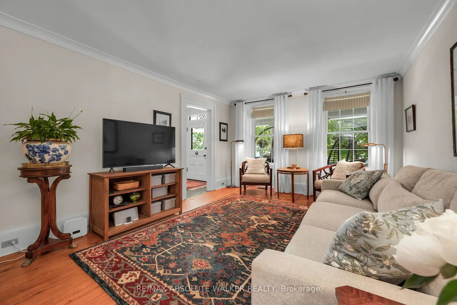 652 Henry Street photo 3