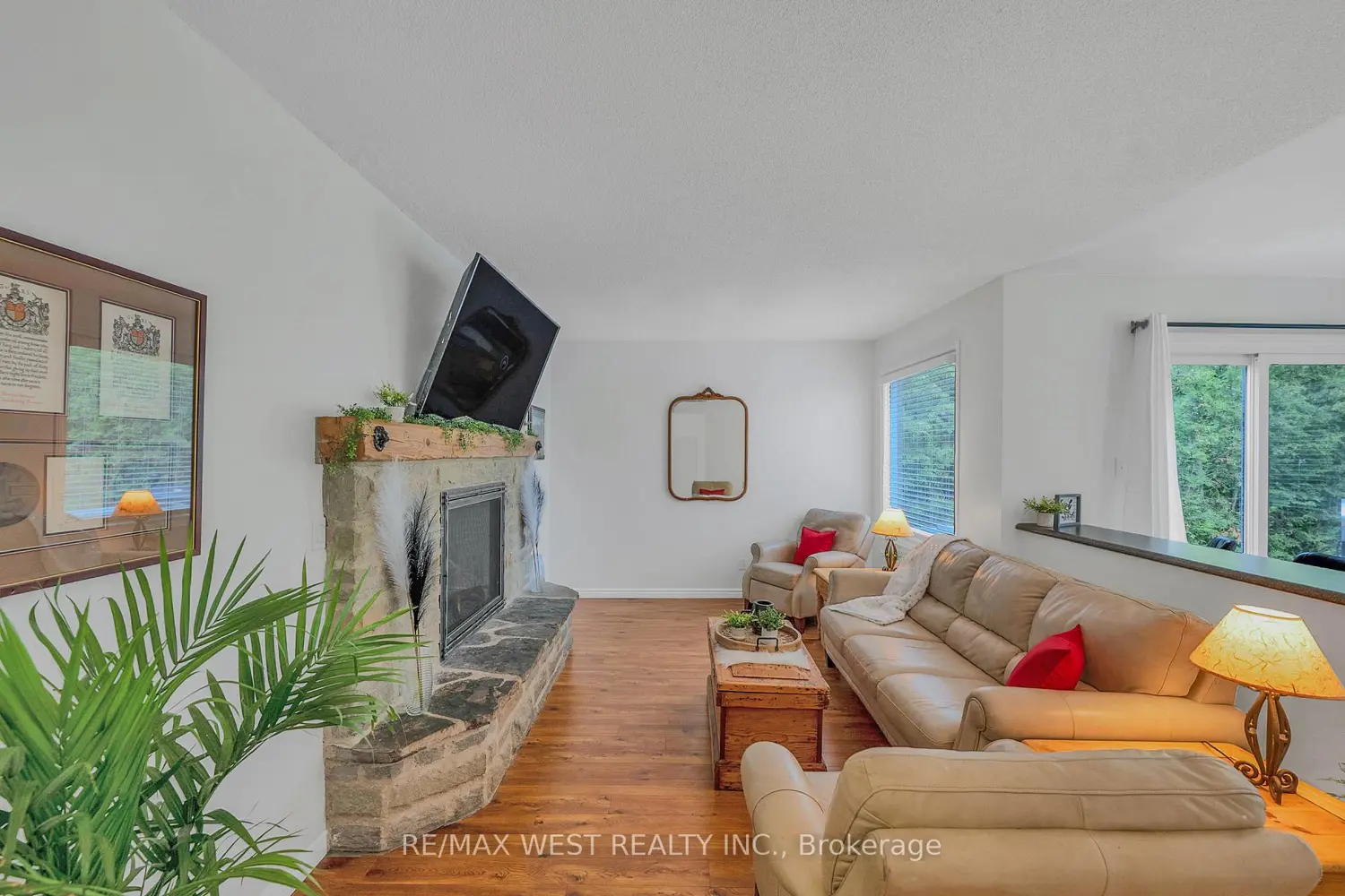 203 Elizabeth Crescent photo 5