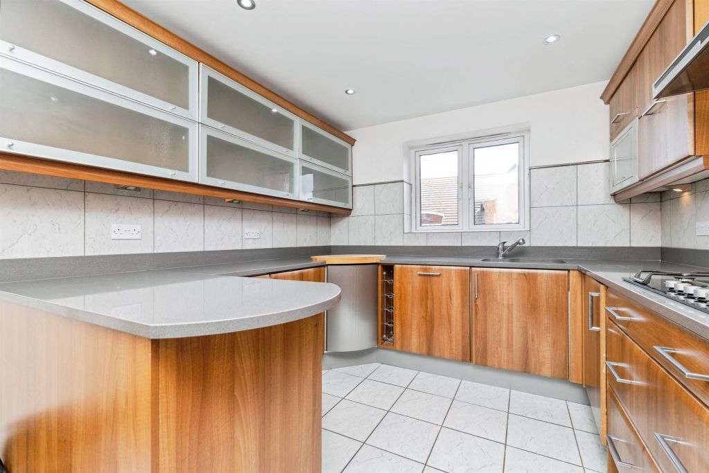 4 bed flat for saleQuayside, Hartlepool TS24 photo 2